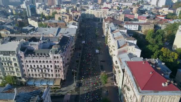 Flygbilder på drönare. Maraton på Kiev gator. — Stockvideo