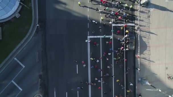 공중 드론 영상이야. 키프 거리에서의 마라톤. — 비디오