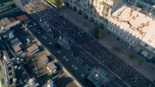 Imágenes aéreas de aviones no tripulados. Maratón en las calles de Kiev. — Vídeos de Stock