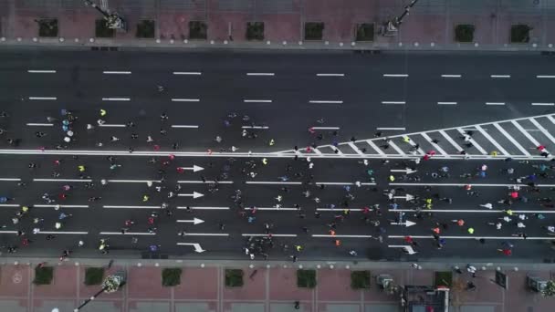 Légi felvétel. Maraton a kijevi utcákon. — Stock videók