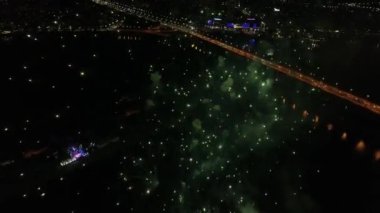 Hava aracı görüntüleri. Gece büyük bir havai fişeğin etrafında uçmak