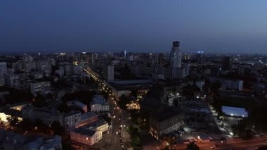 Hava aracı görüntüleri. Akşam Kyiv 'deki Arsenalna metro istasyonunun üzerinden uç..