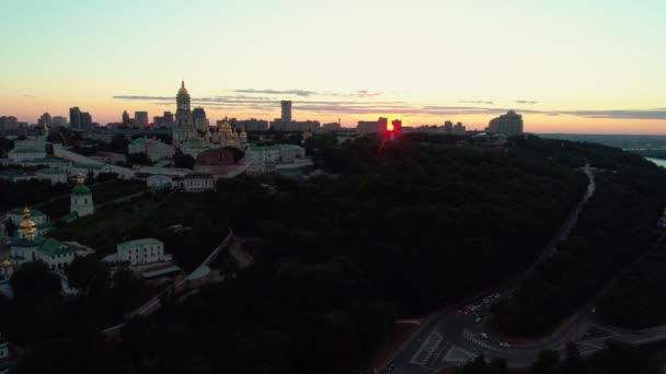 Imágenes aéreas de aviones no tripulados. Vuelo sobre el Kiev-Pechersk Lavra al atardecer — Vídeos de Stock