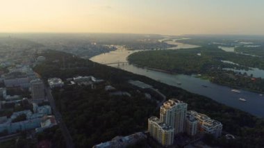 Hava aracı görüntüleri. Akşam saatlerinde Kyiv 'in Mariinskyi Parkı üzerinden uç..