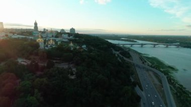 Hava aracı görüntüleri. Gün batımında Kiev seti üzerinde uçuş