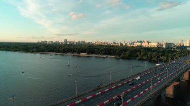 Hava aracı görüntüleri. Gün batımında Kiev 'deki Paton Köprüsü' nden uçacağız.