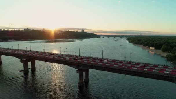 Imágenes aéreas de aviones no tripulados. Vuelo sobre el puente Paton en Kiev al atardecer — Vídeo de stock