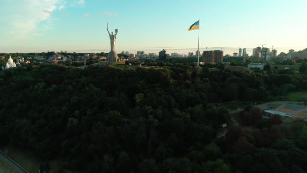 Hava aracı görüntüleri. Gün batımında Kyiv 'deki anıtın üzerinden uç. Ukrayna, Kyiv - 10 Ağustos 2021 — Stok video