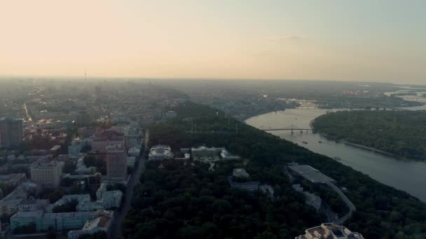 Imágenes aéreas de aviones no tripulados. Volar sobre el distrito Mariinskyi Park de Kiev por la noche Dnipro vista al río. — Vídeos de Stock