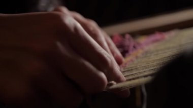 Yavaş çekimde el yapımı duvar halısı.