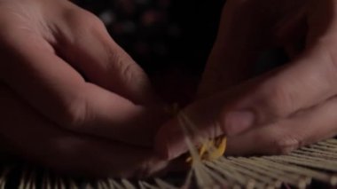 Yavaş çekimde el yapımı duvar halısı.