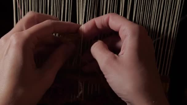 Ručně vyráběné tapisérie ve zpomaleném filmu — Stock video