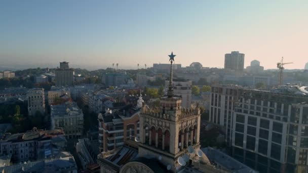 Drohnenaufnahmen vom Bau des Hauses mit einem Stern in Kiew — Stockvideo