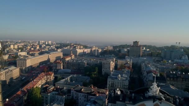 Drohnenaufnahmen aus der Luft. Panorama mit dem Sternengipfel des Hauses mit Stern in Kiew — Stockvideo