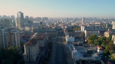 Gündoğumunda Kiev 'deki Besarabsky pazarının ve Khreschatyk caddesinin hava manzarası