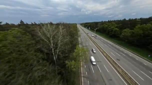 FPV let po téměř prázdné dálnici procházející lesem — Stock video