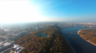 Sonbaharda Kiev seti üzerindeki kamu parkında FPV uçuşu.