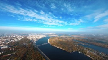 Sonbaharda Kiev seti üzerindeki kamu parkında FPV uçuşu.