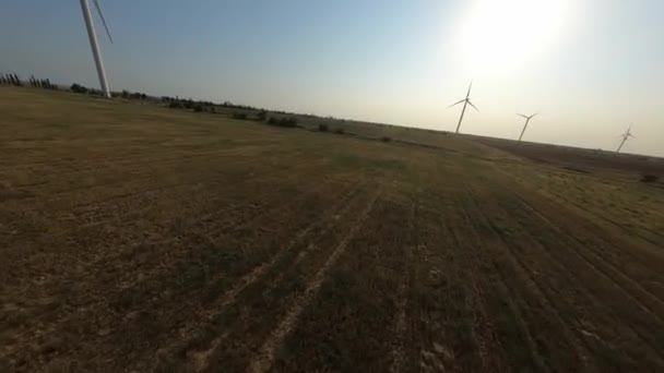 FPV-flygning mellan vindkraftparker på fältet — Stockvideo