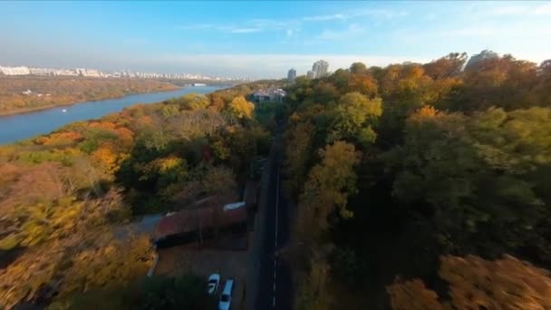 Vol FPV au-dessus du parc public sur le remblai de Kiev à l'automne. — Video