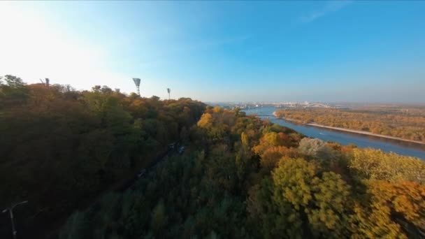 Vol FPV au-dessus du parc public sur le remblai de Kiev à l'automne. — Video