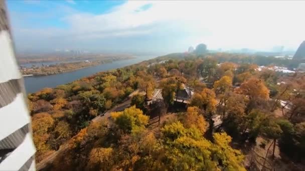 FPV repülés a nyilvános park felett Kijevben ősszel. — Stock videók