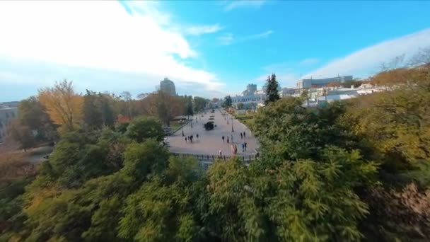 Vol FPV au-dessus du Palais Mariyinsky à Kiev à l'automne. — Video