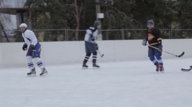 Yerel takım buz hokeyi antrenmanında ağır çekimde el sıkışma vuruşu yapıyor. Ukrayna 15 Ocak 2022