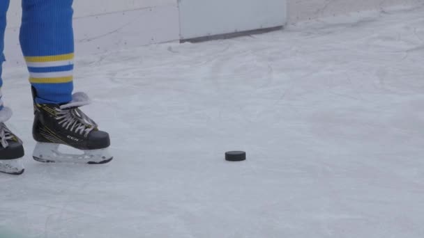 Equipo local está jugando entrenamiento partido de hockey sobre hielo cámara lenta mano sacudida tiro. Ucrania enero, 15, 2022 — Vídeo de stock