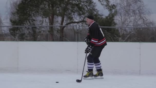 Equipo local está jugando entrenamiento partido de hockey sobre hielo cámara lenta mano sacudida tiro. Ucrania enero, 15, 2022 — Vídeos de Stock