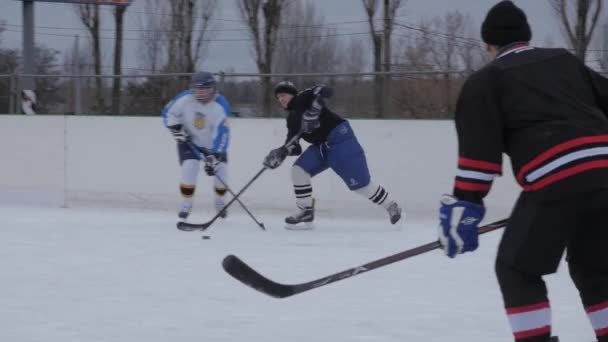 Equipo local está jugando entrenamiento partido de hockey sobre hielo cámara lenta mano sacudida tiro. Ucrania enero, 15, 2022 — Vídeo de stock