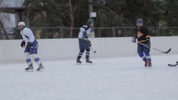 Yerel takım buz hokeyi antrenmanında ağır çekimde el sıkışma vuruşu yapıyor. Ukrayna 15 Ocak 2022 — Stok video
