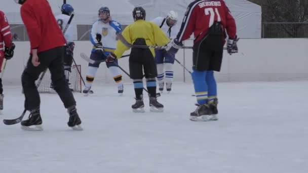 Местная команда играет тренировки хоккейного матча замедленного движения рукопожатие выстрел. Украина, 15 января 2022 года — стоковое видео