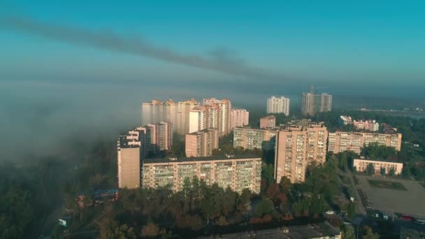 Imágenes aéreas de aviones no tripulados volando sobre la ciudad en niebla durante el amanecer — Vídeos de Stock