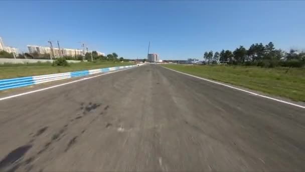 FPV drone vuela sobre una pista de carreras vacía antes de la competencia. — Vídeo de stock