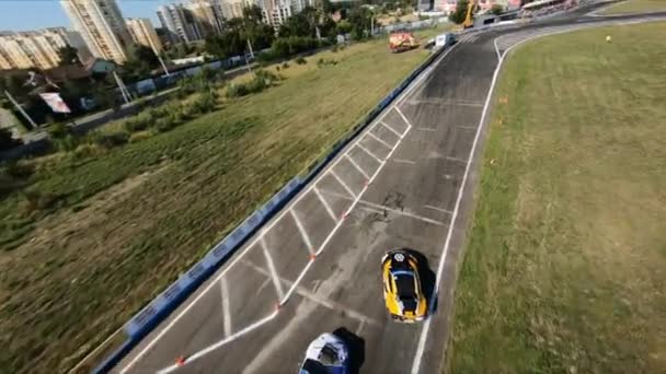 FPV drone perseguindo dois carros à deriva em concorrência. Tiro em câmara lenta. — Vídeo de Stock