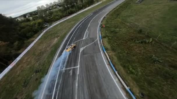 FPV drone perseguindo vagão à deriva em competição. Tiro em câmara lenta. — Vídeo de Stock