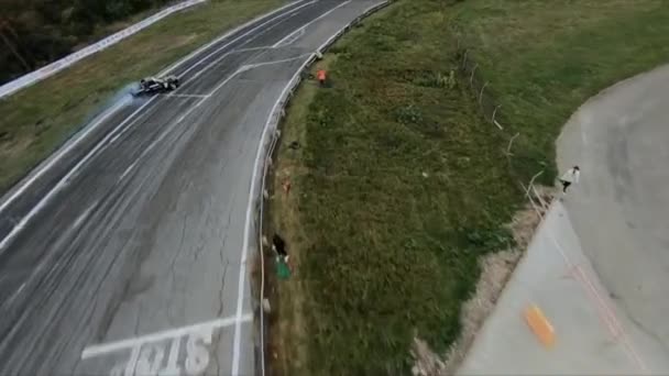 FPV drone perseguindo vagão à deriva em competição. Tiro em câmara lenta. — Vídeo de Stock