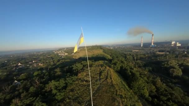 Lot dronem FPV wokół ukraińskiej flagi na Divych-Hora o świcie — Wideo stockowe