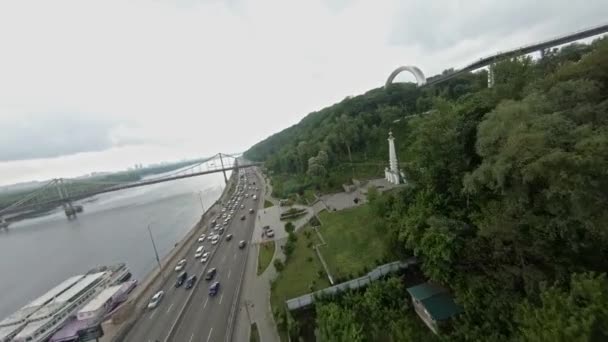 Vol FPV au-dessus du monument aux droits de Magdebourg escaliers et un pont en verre à Kiev — Video