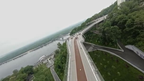 Kiev 'deki Magdeburg Hak Merdivenleri anıtının üzerinden FPV uçuşu — Stok video
