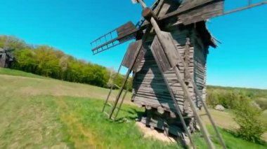 FPV İHA Kiev yakınlarındaki yel değirmenleriyle Ukrayna 'nın otantik Pirogovo köyünün üzerinde uçuyor.