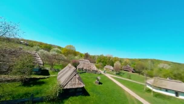 FPV drone πετά πάνω από το ουκρανικό αυθεντικό χωριό Πιρογκόβο με ανεμόμυλους κοντά στο Κίεβο — Αρχείο Βίντεο
