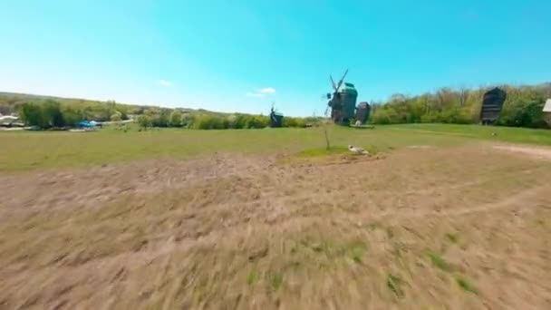 Drone FPV vuela sobre el auténtico pueblo ucraniano de Pirogovo con molinos de viento cerca de Kiev — Vídeos de Stock