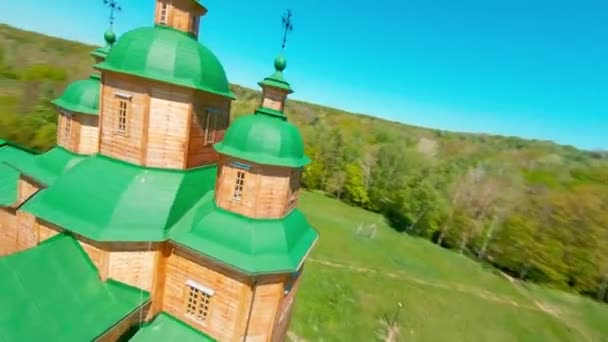 Drone FPV survole le village ukrainien authentique de Pirogovo avec des moulins à vent près de Kiev — Video
