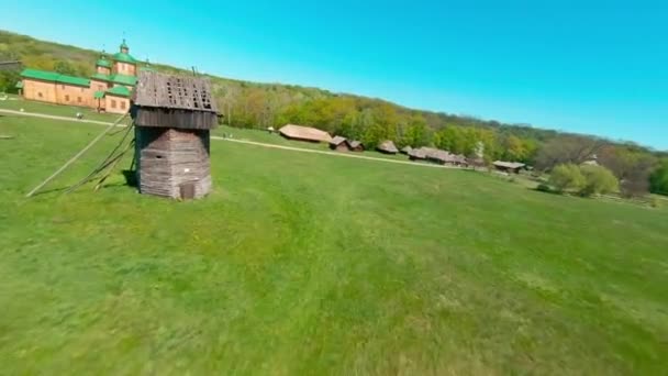 Drone FPV survole le village ukrainien authentique de Pirogovo avec des moulins à vent près de Kiev — Video