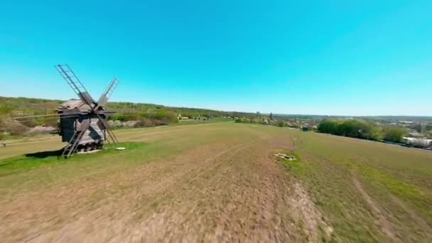 Dron FPV przelatuje nad ukraińską autentyczną wioską Pirogovo z wiatrakami koło Kijowa — Wideo stockowe