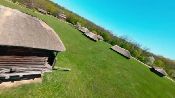 Drone FPV survole le village ukrainien authentique de Pirogovo avec des moulins à vent près de Kiev — Video