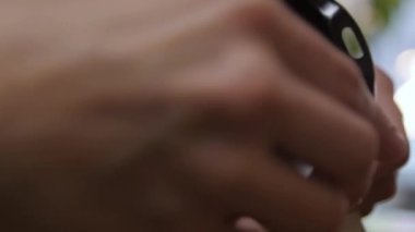 Eller bir fincan çay açsın ve bir poşet çay alsın. Yakın çekim.