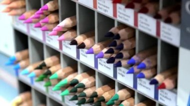 Bir sanat mağazasında renkli kalemlerle doldur.